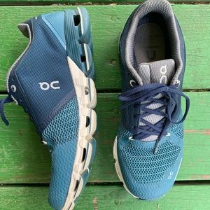 On cloud flyer running shoes